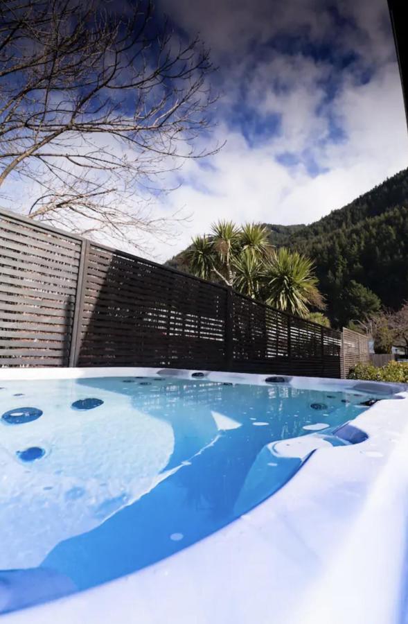 Classy Cabin - In Town - Spa Pool Queenstown Dış mekan fotoğraf